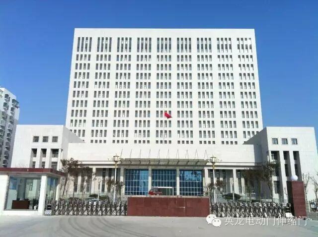 英龍機電電動伸縮門安裝在汶上國防大廈大門口