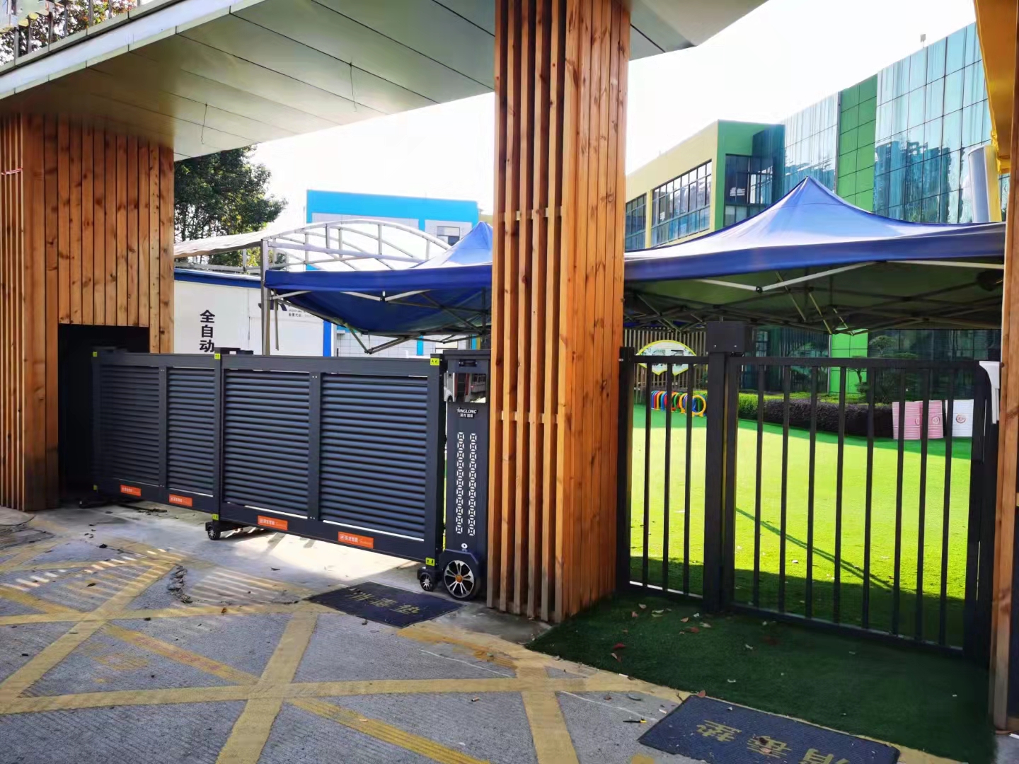 熱烈祝賀英龍智能電動段滑門進駐江夏區東湖路幼兒園